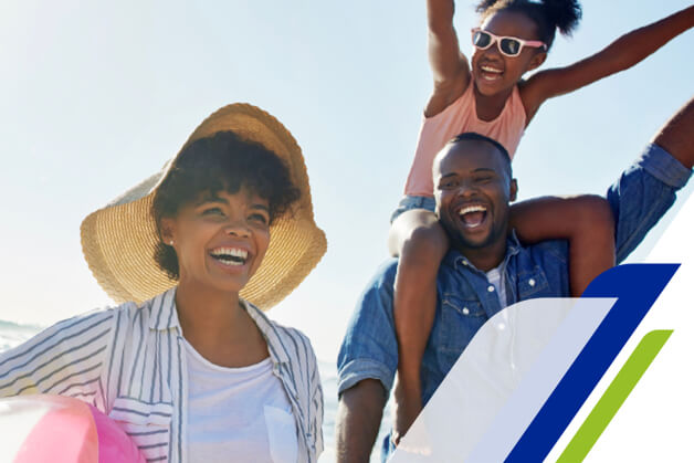 Familia disfrutando de un día soleado en la playa, representando momentos saludables y cuidados para la piel.