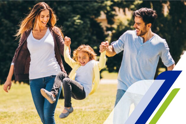 Familia disfrutando al aire libre, representando la importancia de mantener una buena protección contra las bacterias para cuidar la salud.