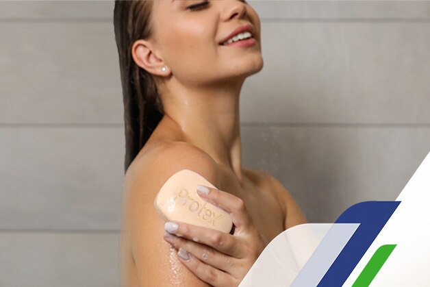 Uso de jabón con avena para aprovechar los beneficios de la avena en la piel, como hidratación y limpieza profunda.