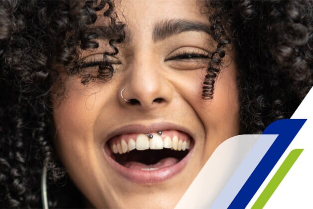 Piercing mostrando la importancia de saber cómo cuidar un piercing para garantizar una cicatrización adecuada y prevenir infecciones. 