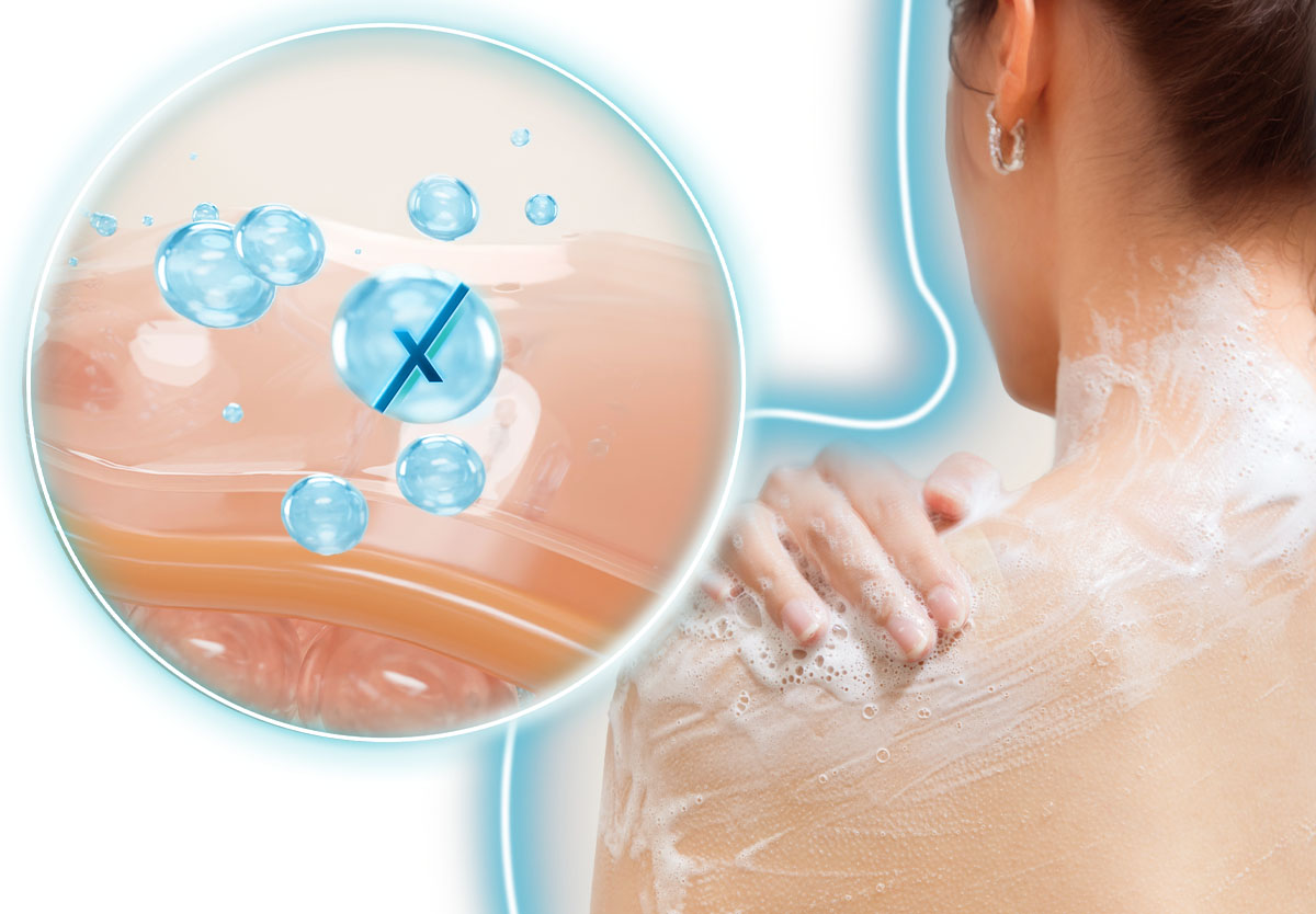 Mulher aplicando sabonete Protex na pele durante o banho, com bolhas que representam a limpeza profunda e proteção antibacteriana