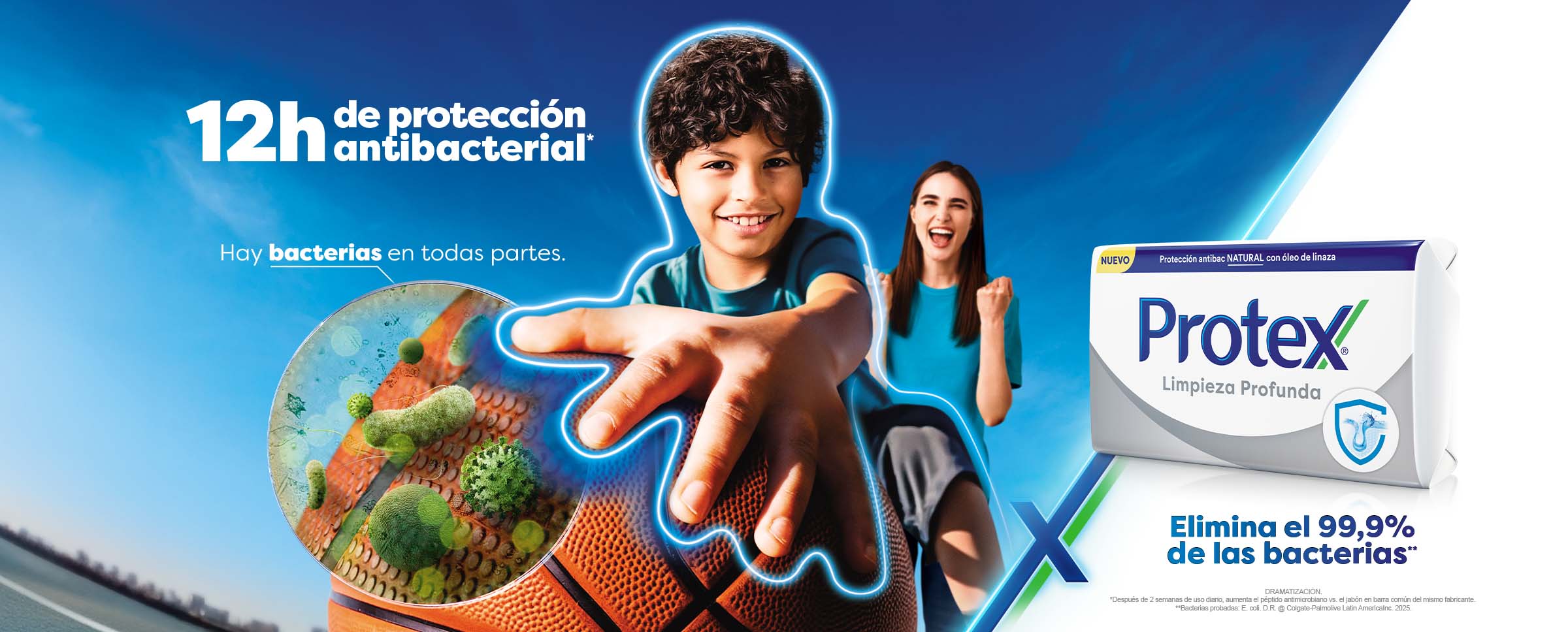 Niño jugando baloncesto con 12 horas de protección antibacteriana brindada por el jabón Protex Deep Cleaning que elimina el 99.9% de bacterias y virus.