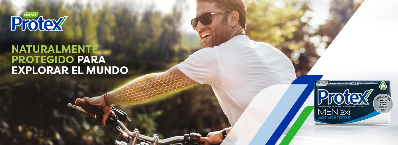 hombre sonriente en una moto